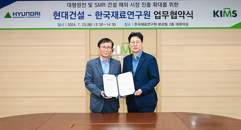 At KIMS, Hyundai E&Cs Head of NewEnergy Division, Choi Young (right), and KIMS President, Choi Chul-jin (left), sign a “Memorandum of Understanding to Enhance Competitiveness for Overseas Expansion of Large Nuclear Power Plants and SMR Construction.